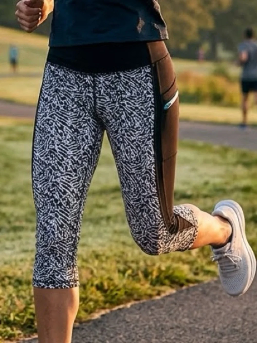 Lululemon Run Top Speed Capri Leggings Black & White Size 8